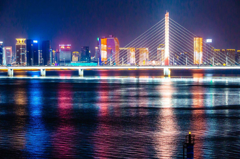 Qiantang_river_night_cruise_02.jpg
