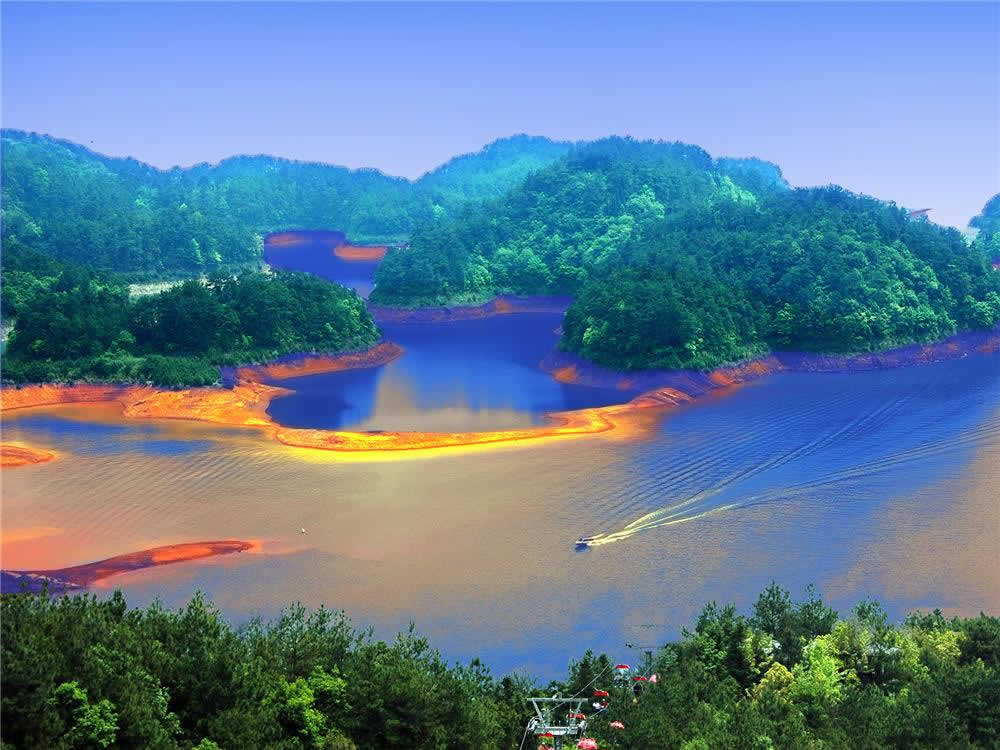 Qiandao Lake at Its Most Beautiful Moment