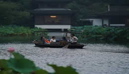 Hangzhou Scenic spots offer tea to visitors in summer