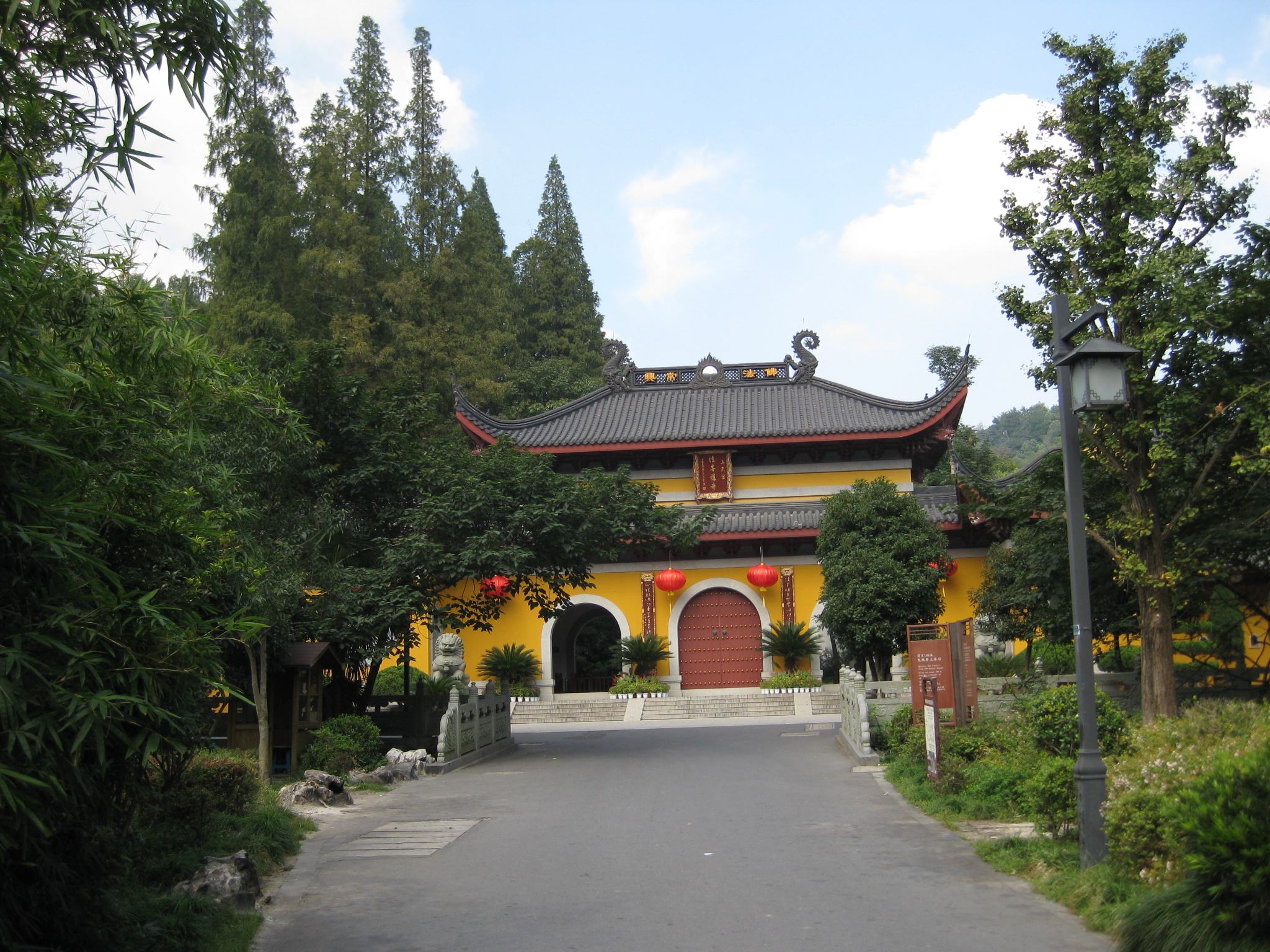 Tianzhu_Hill_Three_Temples_4.jpg