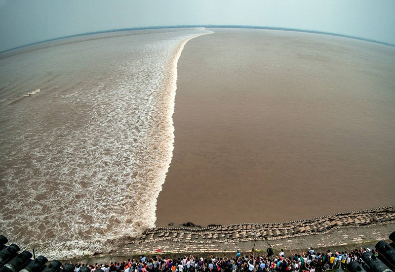 Qiantang_tide_watching_02.jpg