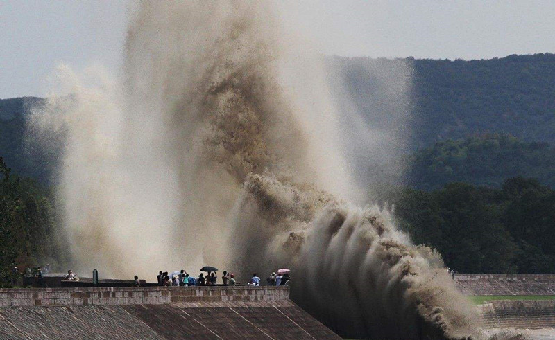 Qiantang_tide_watching_01.jpg