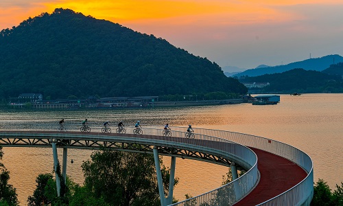 Qingshan-Lake-National-Forest-Park-Cycling