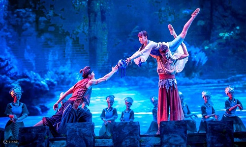 Charming-Xiangxi-performance-Zhangjiajie