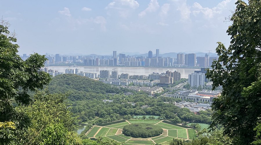 Clouds-Scurrying-over-Jade-Emperor-Hill2