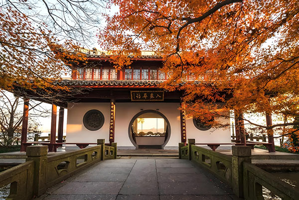 Moon-over-the-Peaceful-Lake-in-Autumn2