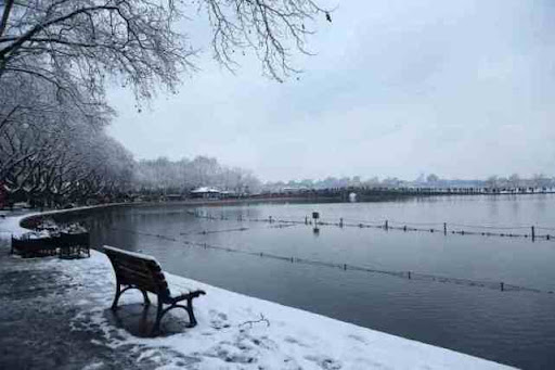 Remnant-Snow-on-the-Bridge-in-Winter