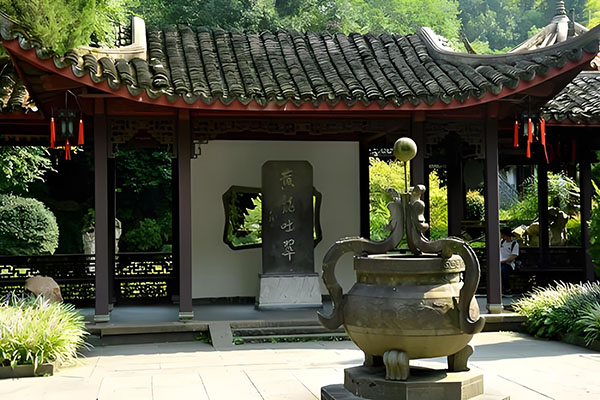 Yellow-Dragon-Cave-Dressed-in-Green2